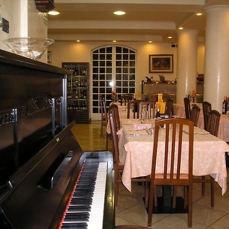 Hotel Flora Милано Мартима Екстериор снимка