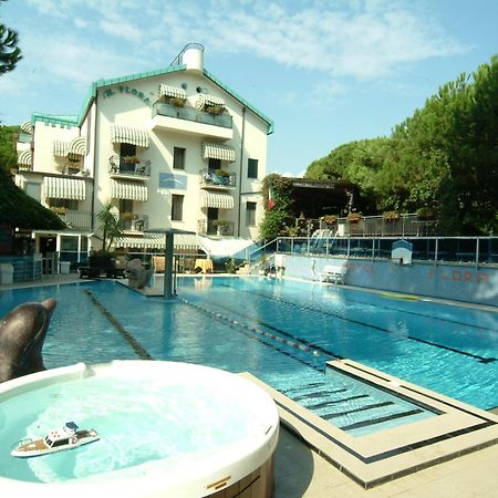 Hotel Flora Милано Мартима Екстериор снимка