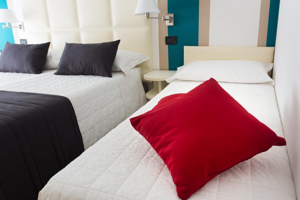 Hotel Flora Милано Мартима Стая снимка