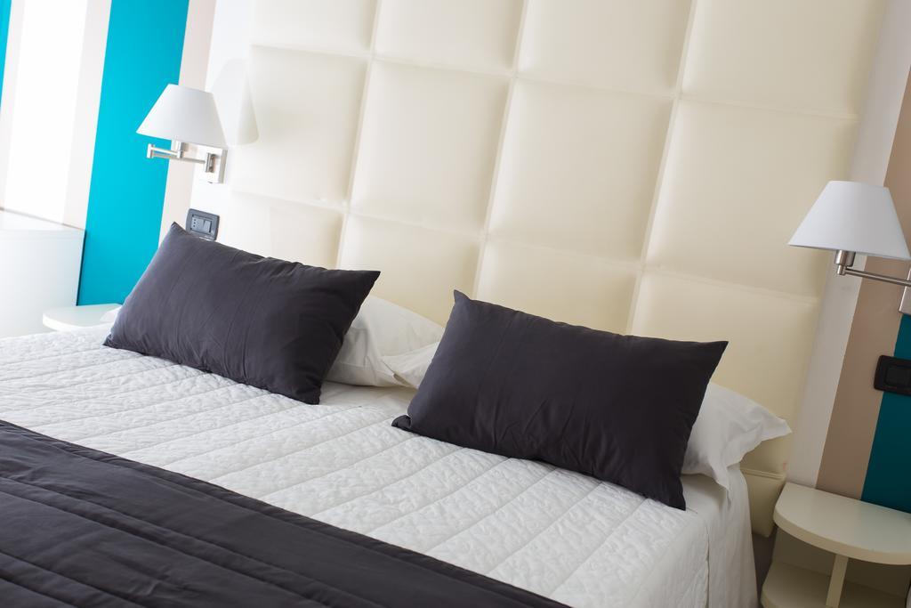 Hotel Flora Милано Мартима Екстериор снимка