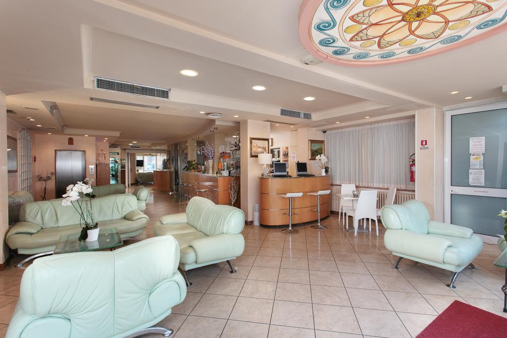 Hotel Flora Милано Мартима Екстериор снимка