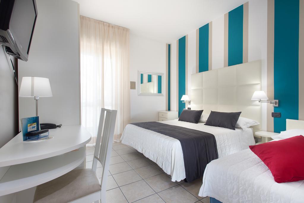 Hotel Flora Милано Мартима Стая снимка