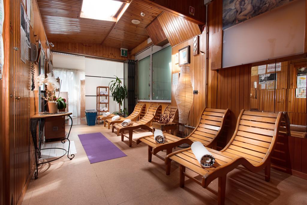 Hotel Flora Милано Мартима Екстериор снимка