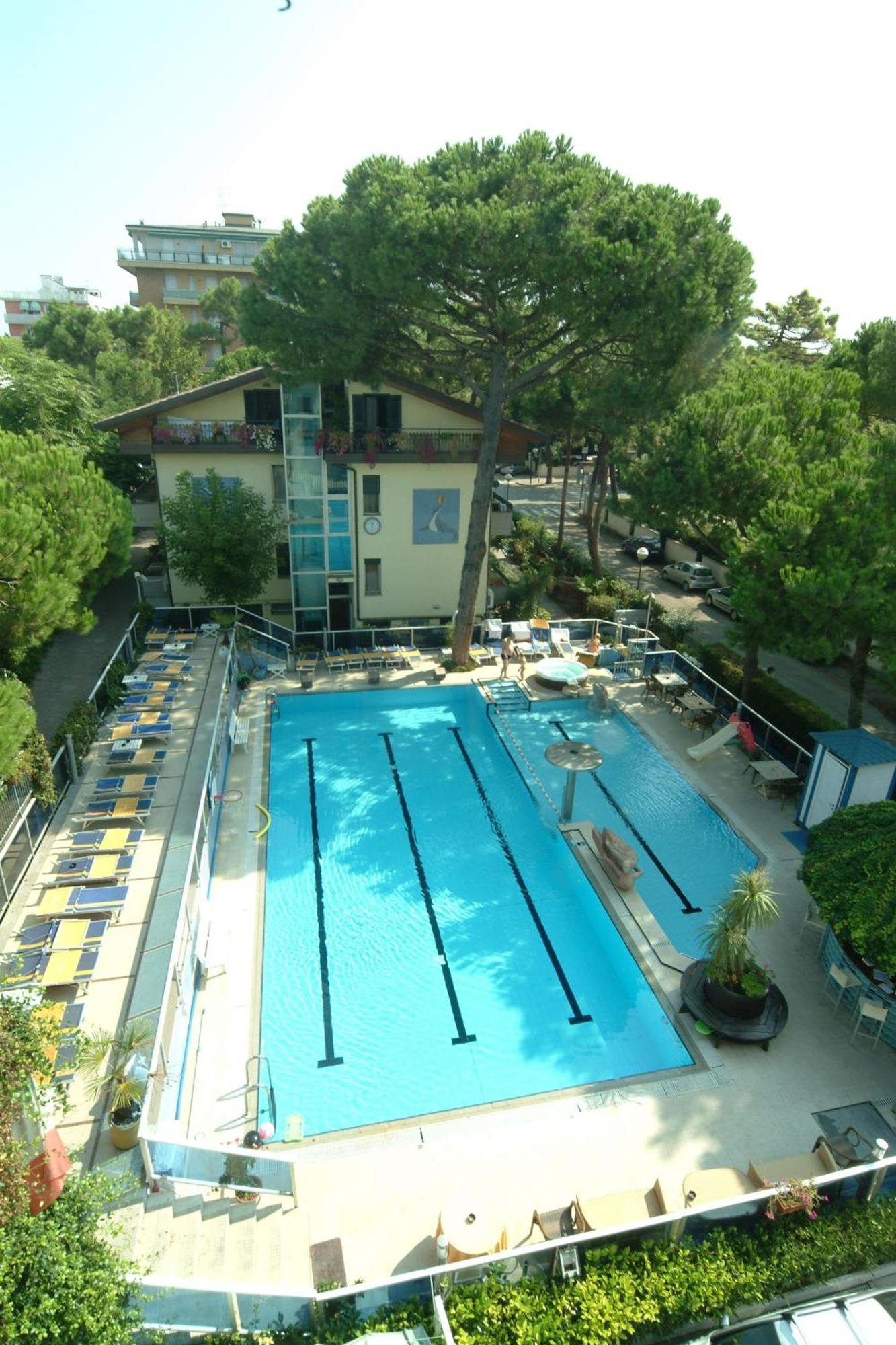 Hotel Flora Милано Мартима Екстериор снимка