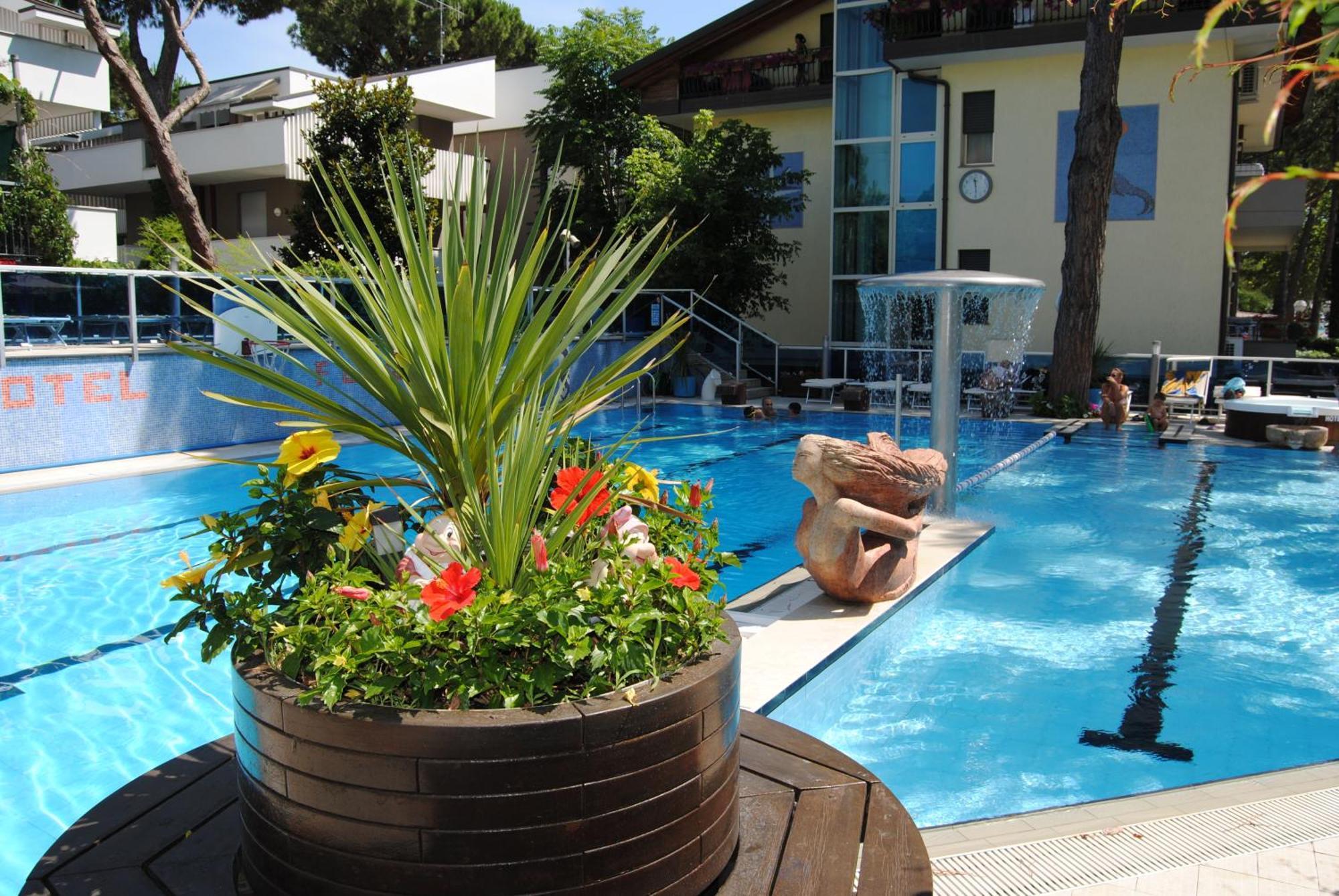 Hotel Flora Милано Мартима Екстериор снимка