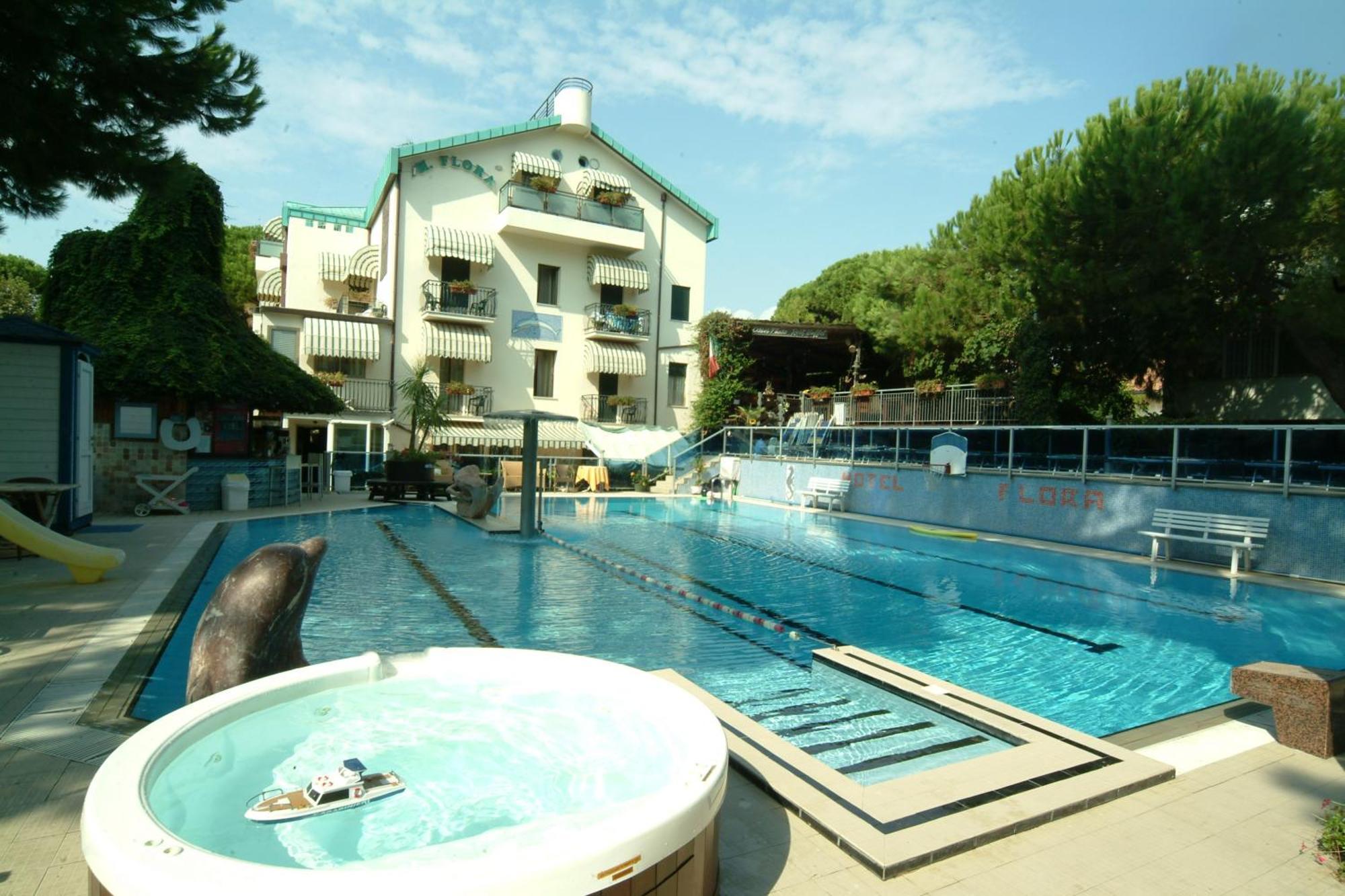 Hotel Flora Милано Мартима Екстериор снимка