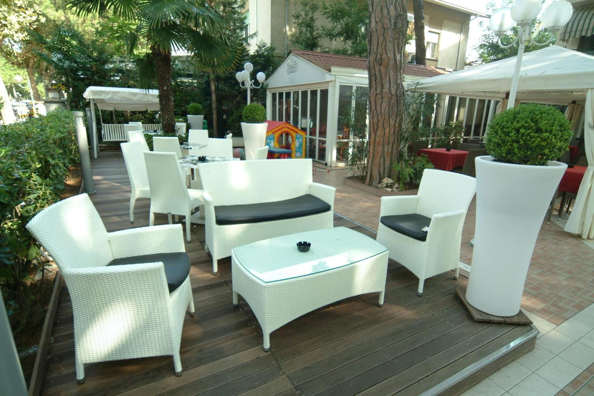 Hotel Flora Милано Мартима Екстериор снимка