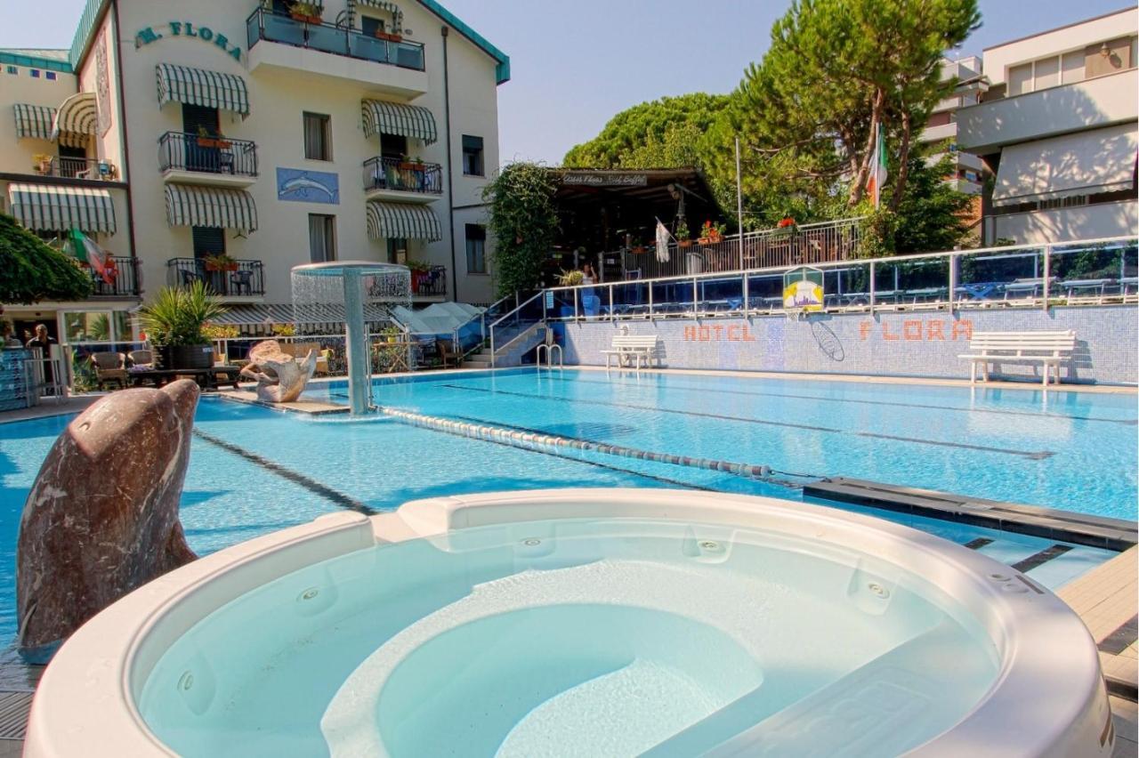 Hotel Flora Милано Мартима Екстериор снимка