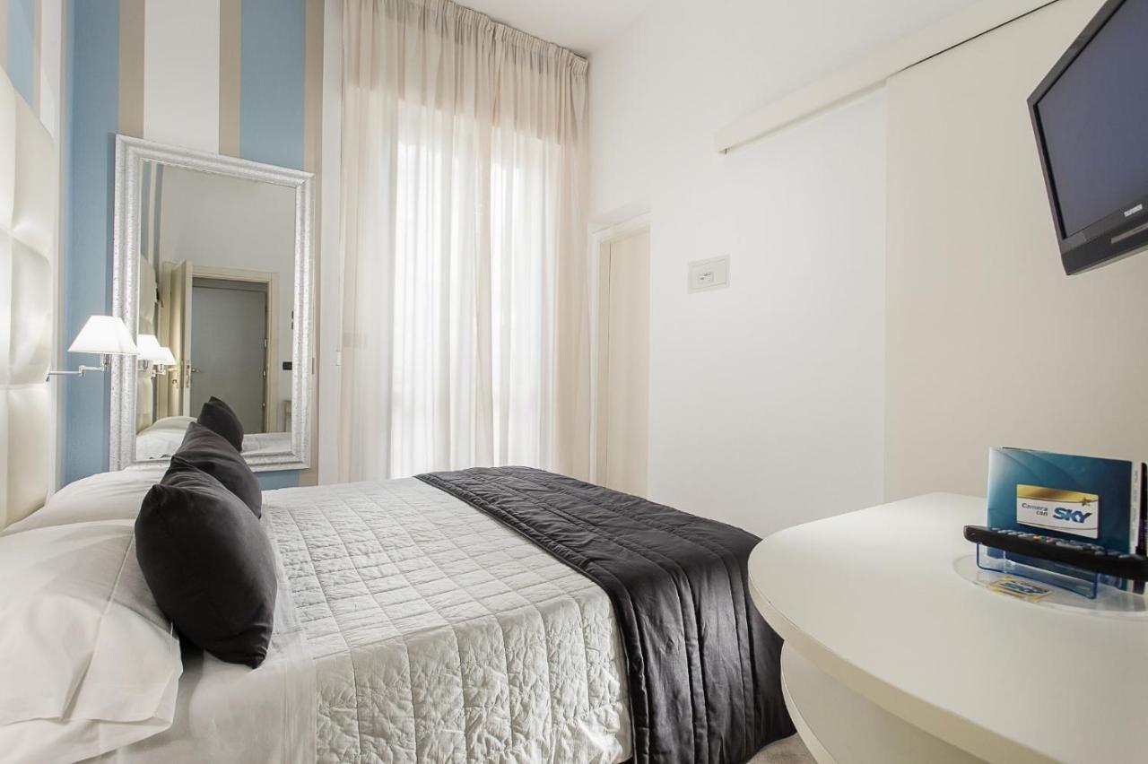 Hotel Flora Милано Мартима Екстериор снимка