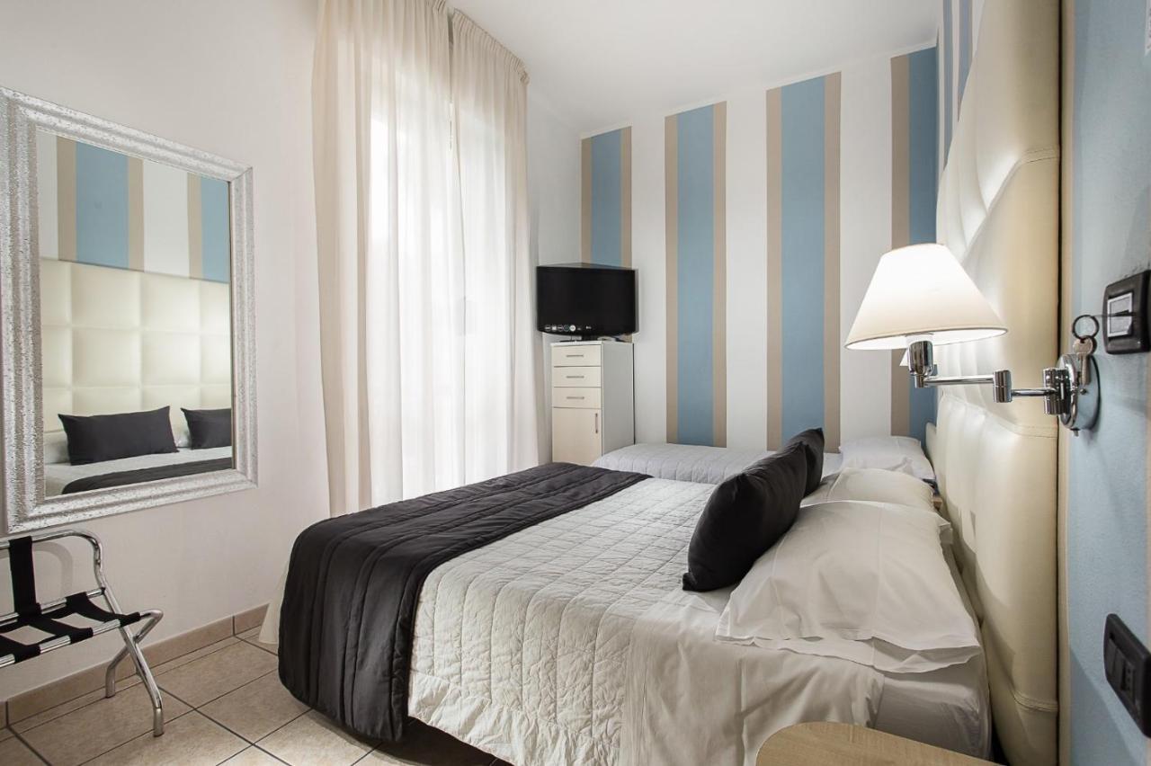 Hotel Flora Милано Мартима Екстериор снимка