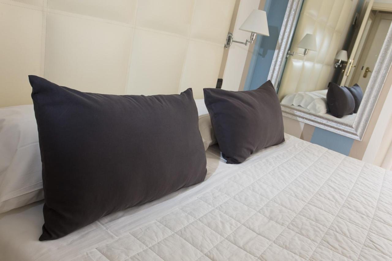 Hotel Flora Милано Мартима Екстериор снимка