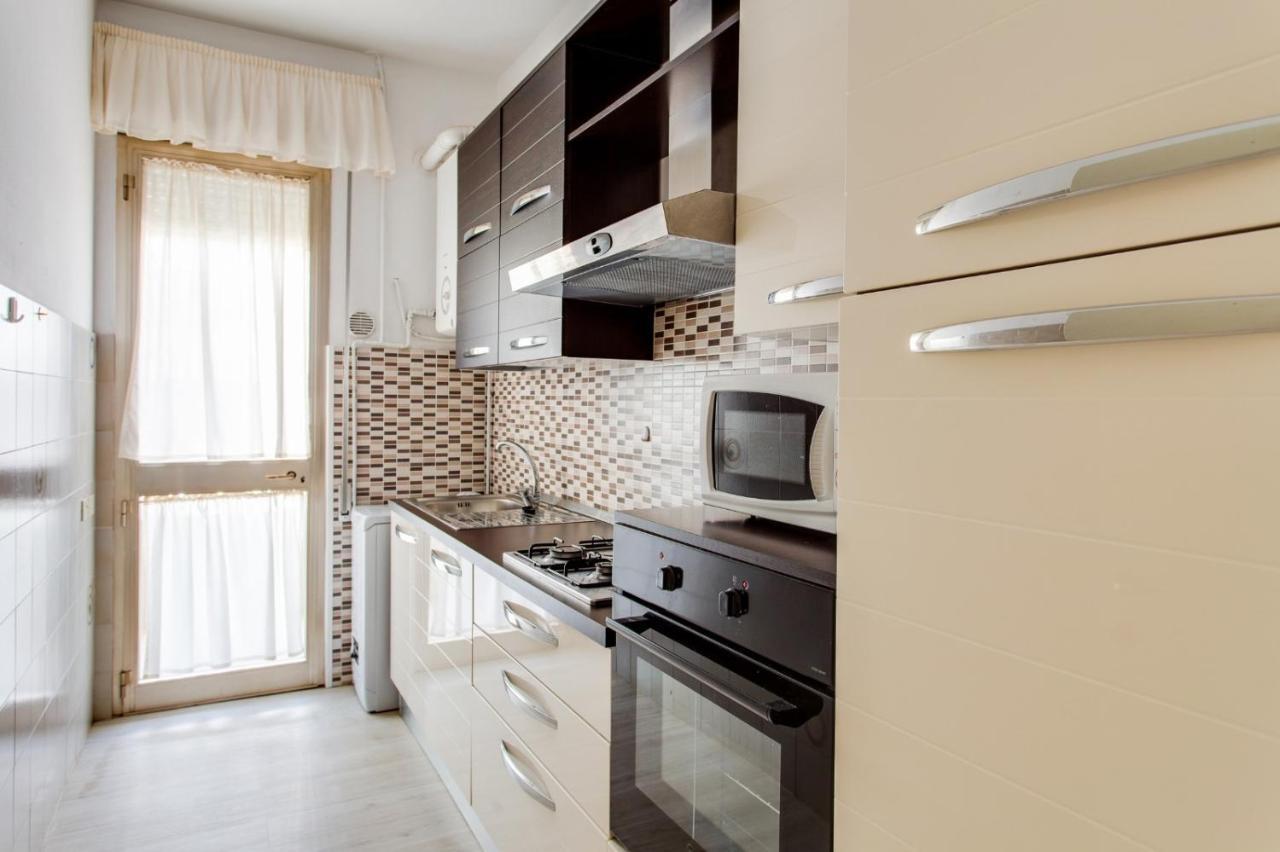 Hotel Flora Милано Мартима Екстериор снимка